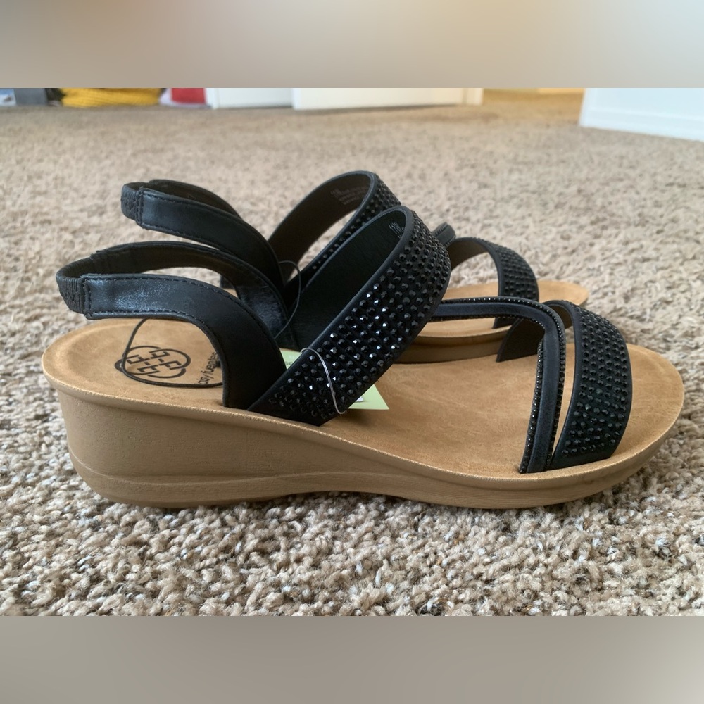 NWT Cute Daisy Fuentes Black sling back Sandals with rhinestones
